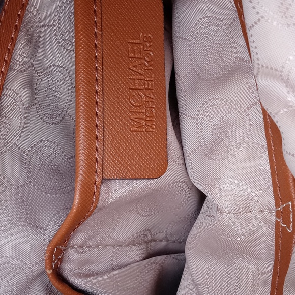 Michael Kors Cross body with adjustable strap - Picture 2 of 8